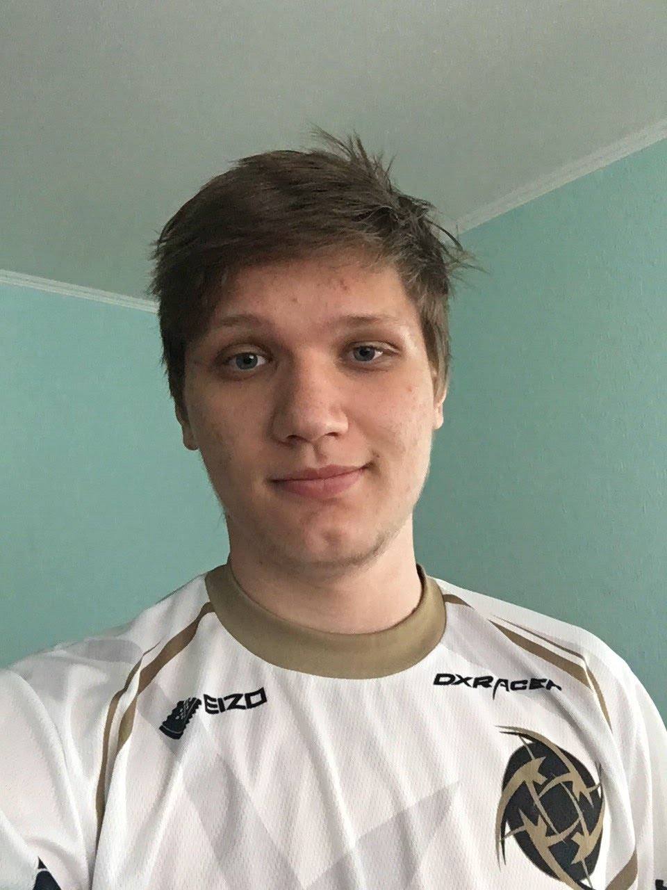 NiKo锤烂桌子 赛后开怀大笑展示众人