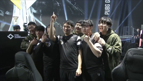 评论员预测今天的Bo5结果：王多多认为 Weibo Gaming 将以3：2获胜，顾顾认为3：1获胜